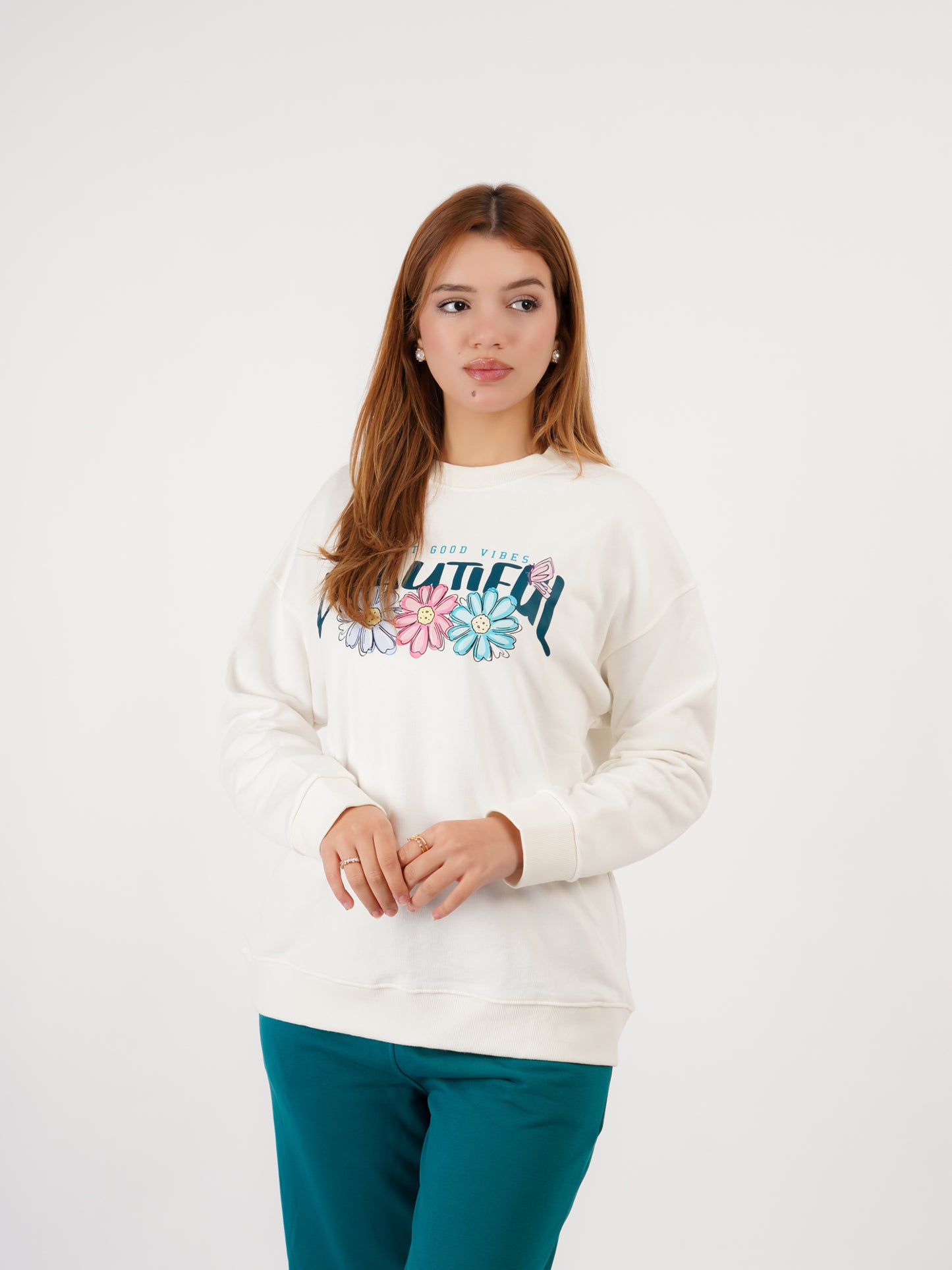 Ensemble  « Beautiful » – Pull blanc cassé & pantalon bleu pétrole