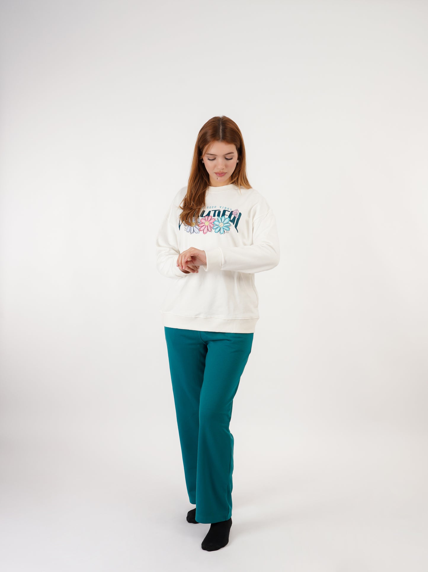 Ensemble  « Beautiful » – Pull blanc cassé & pantalon bleu pétrole