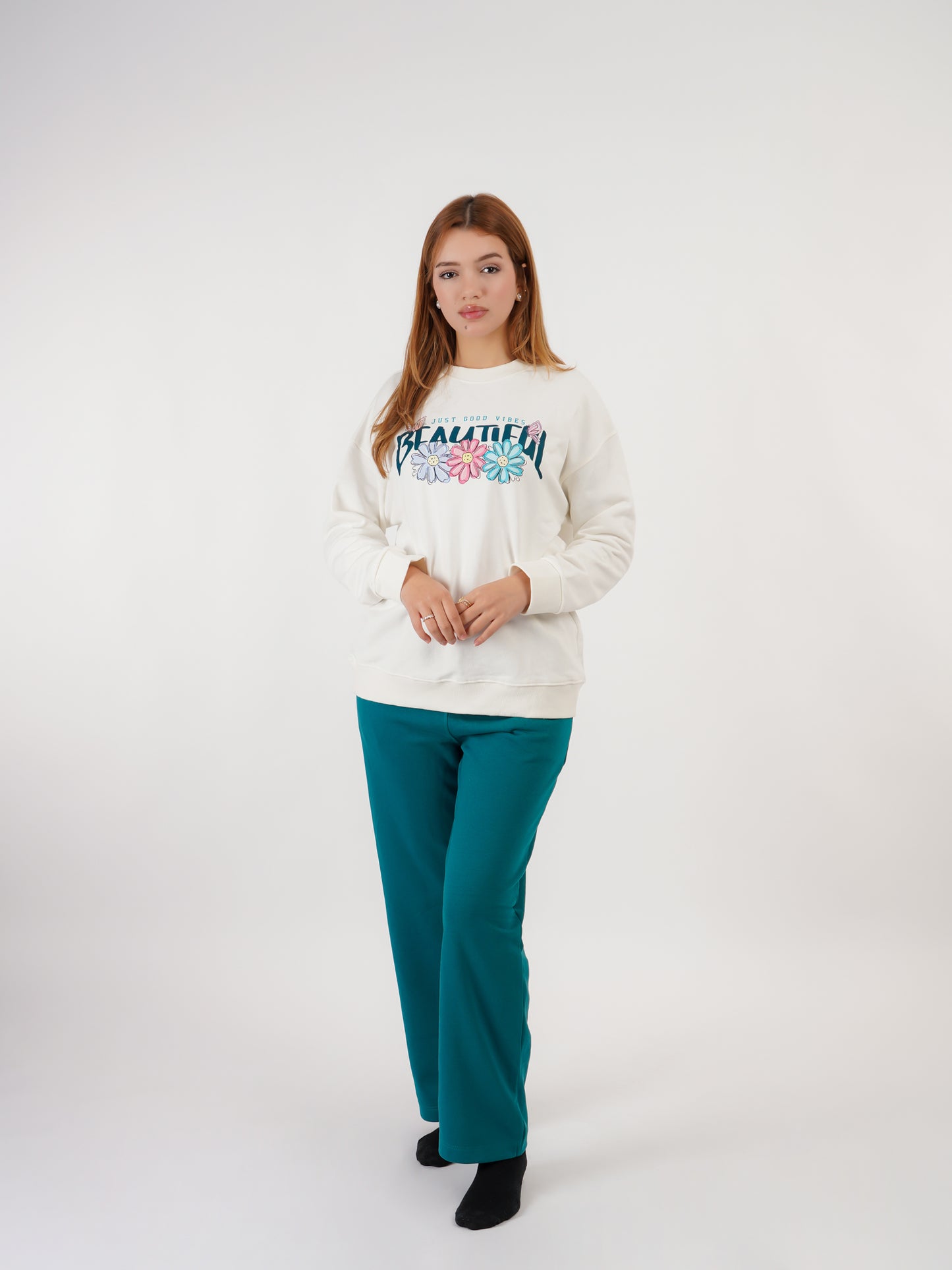 Ensemble  « Beautiful » – Pull blanc cassé & pantalon bleu pétrole